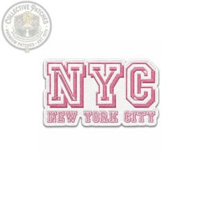 Może przedstawiać: Prostokątna haftowana naszywka z literami NYC w dużej, pogrubionej białej czcionce z różowym obrysem, z napisem NEW YORK CITY wyhaftowanym mniejszą, pasującą białą czcionką z różowym obrysem bezpośrednio pod głównymi literami.