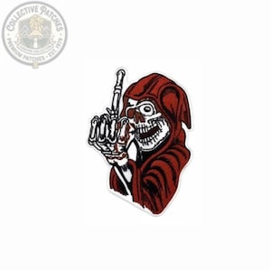 Peut inclure: Un écusson brodé représentant une faucheuse vêtue d'une robe à capuche rouge foncé, avec une main squelettique levée faisant un doigt d'honneur. Le motif présente des contours noirs et des détails blancs sur un fond blanc.