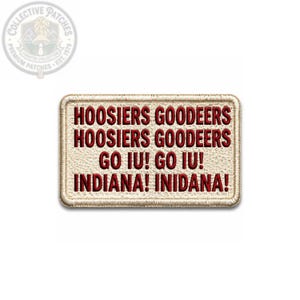 Puede incluir: Un parche rectangular bordado con un fondo de color crema y un borde dorado. El parche presenta texto bordado en rojo que dice: HOOSIERS GOODEERS HOOSIERS GOODEERS GO IU! GO IU! INDIANA! INIDANA! Las letras están en una fuente negrita sin remates.
