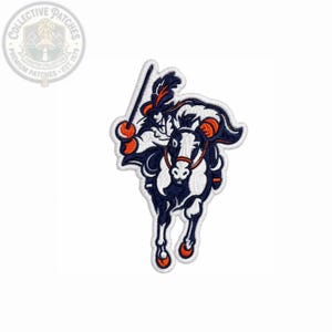 Puede incluir: Un parche bordado que muestra un caballo azul marino y blanco con brida y silla de montar con detalles en naranja, montado por una figura con capa y sombrero azul marino que sostiene una vara larga con punta naranja, bordeado en blanco.
