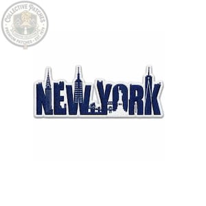 Puede incluir: Un parche bordado azul marino con la palabra NEW YORK en una fuente negrita y cuadrada. Las letras están integradas con siluetas de rascacielos icónicos, la Estatua de la Libertad y un puente, todo sobre un fondo blanco.