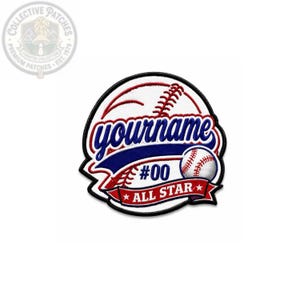 Peut inclure: Un écusson brodé circulaire représentant une balle de baseball blanche avec des coutures rouges. Il comprend le texte bleu 'yourname', le numéro '#00' en bleu et une bannière rouge en bas avec le texte blanc 'ALL STAR' et deux étoiles blanches.