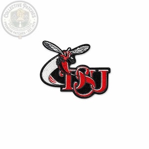 Puede incluir: Un parche bordado que presenta una mascota de avispa estilizada en rojo, negro y blanco. La avispa está colocada sobre las letras DSU entrelazadas en rojo y negro, con un contorno blanco que rodea todo el diseño sobre un fondo liso.