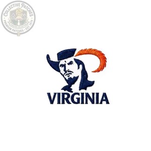 Puede incluir: Un parche bordado que presenta un retrato estilizado en azul marino y blanco de una persona con un sombrero que tiene una pluma naranja curva. La palabra VIRGINIA está bordada en letras mayúsculas azul marino debajo del retrato. Logo circular visible.