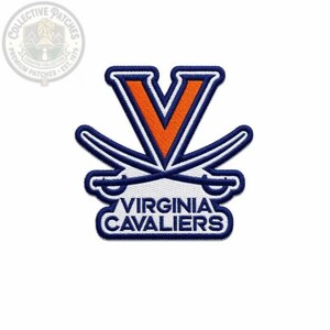 Puede incluir: Un parche bordado con el logotipo de los Virginia Cavaliers que presenta una gran letra V naranja, dos sables azul marino cruzados y el texto VIRGINIA CAVALIERS en letras de bloque azul marino sobre un fondo blanco con un borde grueso.