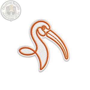 Puede incluir: Un parche bordado que muestra la cabeza de un ibis blanco estilizado de perfil con un pico largo y curvado. El diseño está delineado con hilo naranja vibrante, creando una forma gráfica limpia y minimalista sobre un fondo blanco.