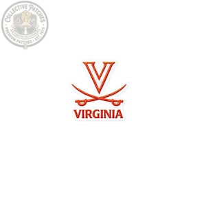 Puede incluir: Un parche bordado que presenta una letra V naranja grande colocada sobre dos sables naranjas cruzados. La palabra VIRGINIA está bordada en letras mayúsculas naranjas debajo de los sables. El diseño tiene un borde blanco sobre fondo blanco.