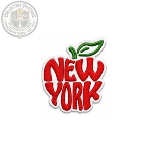 Puede incluir: Un parche bordado con forma de manzana y una hoja verde en la parte superior. El texto rojo dice NEW YORK, con NEW en la línea superior y YORK en la inferior. El parche tiene un borde blanco y una superficie texturizada con costuras.