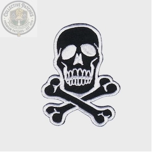 Könnte beinhalten: Ein gestickter Aufnäher mit einem schwarzen Totenkopf- und Knochenmotiv, bei dem weiße Stickereien den Schädel, die Augenhöhlen, die Nasenhöhle, die Zähne und die beiden gekreuzten Knochen hinter dem Schädel auf einem schlichten Hintergrund umranden.