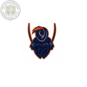 Könnte beinhalten: Ein gestickter Aufnäher mit einer stilisierten dunkelblauen Figur, einem orangefarbenen Kamm und zwei langen, geschwungenen orangefarbenen Klingen, die nach oben ragen. Das Design ist mit orangefarbenem Garn umrandet und bildet eine scharfe, symmetrische Form.