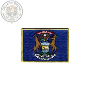 Op de afbeelding: Een rechthoekige geborduurde patch met het ontwerp van de vlag van de staat Michigan. De patch heeft een diepblauwe achtergrond met een centraal wapenschild met een adelaar, twee elanden en een schild met de tekst TUEBOR, omrand met geel garen.