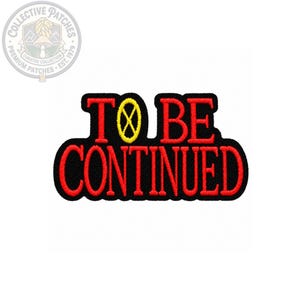 以下が含まれることがあります： 黒い背景に赤い文字で「TO BE CONTINUED」と刺繍されたワッペン。文字の「O」は、黒い十字のシンボルが入った黄色い円に置き換えられています。ワッペンには太い黒い縁取りがあり、布地の質感がはっきりと見て取れます。