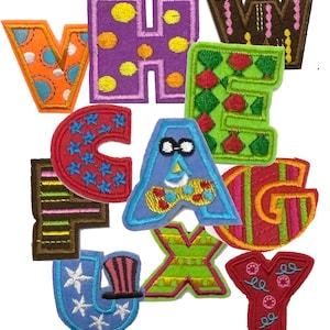 Puede incluir: Una colección de once parches de letras de tela bordada en varios colores y patrones, incluyendo una V naranja con círculos azules, una H morada con puntos amarillos, una C roja con estrellas azules, una A azul con gafas y una U azul claro con un sombrero de copa.