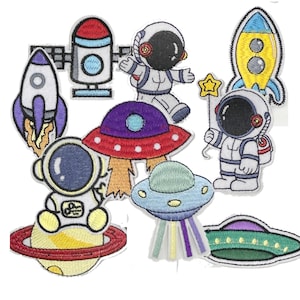 Puede incluir: Una colección de parches bordados con temática espacial que incluye dos astronautas, dos cohetes, tres platillos voladores y un satélite. Los diseños presentan colores vibrantes como amarillo, morado, rojo, azul y blanco, representando varios objetos celestes.