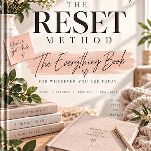 Puede incluir: Un libro titulado The Reset Method con una pila de tres libros más pequeños etiquetados A Calmer Mind, A Brighter You y A More Fulfilled Life. Un diario con el texto Progress Over Perfection y un bolígrafo están cerca. La portada incluye texto como Real Tools Real Days A Happier You y Small Steps Big Changes.