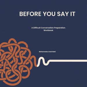 Puede incluir: Un libro de ejercicios azul oscuro titulado BEFORE YOU SAY IT: A Difficult Conversation Preparation Workbook de Mohamedom Ould Slahi. La portada presenta un gráfico de una línea naranja enredada que se convierte en una línea blanca recta.