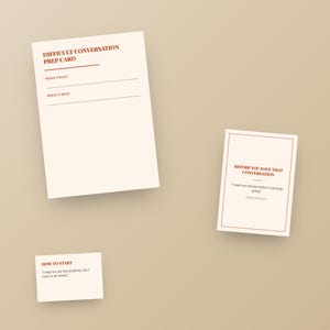 Può includere: Un set di tre cartoncini color crema con testo rosso scuro. Il cartoncino più grande è intitolato DIFFICULT CONVERSATION PREP CARD con righe per WHAT I WANT e WHAT'S MINE. Un cartoncino più piccolo riporta la scritta BEFORE YOU HAVE THAT CONVERSATION.