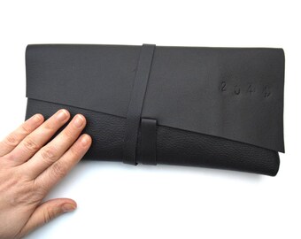 GIZA Minimal black leather clutch