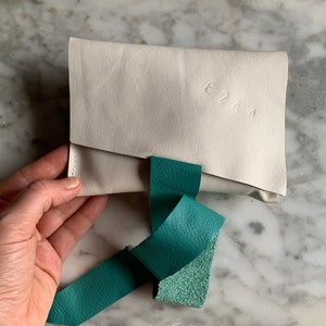 Borsellino in morbida pelle Knoll bianco e verde