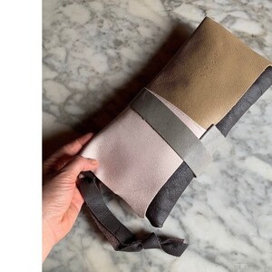 Cartera de mano de piel suave SAND Knoll marrón y rosa