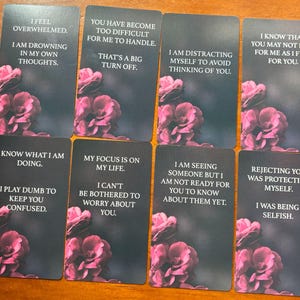 Op de afbeelding: Acht rechthoekige kaarten met donkere achtergronden en roze bloemtrossen aan de onderkant. Elke kaart bevat witte tekst: I FEEL OVERWHELMED. I AM DROWNING IN MY OWN THOUGHTS. YOU HAVE BECOME TOO DIFFICULT FOR ME TO HANDLE. THAT'S A BIG TURN OFF.
