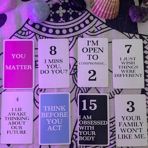 Könnte beinhalten: Ein Set aus acht rechteckigen Karten mit schwarzem Text auf weißem, rosa oder blauem Hintergrund. Die Karten enthalten Sätze wie YOU MATTER, I MISS YOU, DO YOU?, I'M OPEN TO COMPROMISE, I JUST WISH THINGS WERE DIFFERENT, I LIE AWAKE THINKING ABOUT OUR FUTURE, THINK BEFORE YOU ACT, I AM OBSESSED WITH YOUR BODY und YOUR FAMILY WON'T LIKE ME.