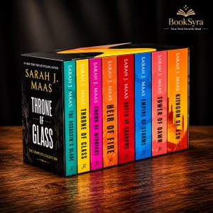 Puede incluir: Un estuche con ocho libros de la serie Throne of Glass de Sarah J. Maas, con una caja exterior negra y lomos de varios colores, incluyendo turquesa, amarillo, rosa, naranja, rojo, azul y coral, mostrando claramente el título y el autor.