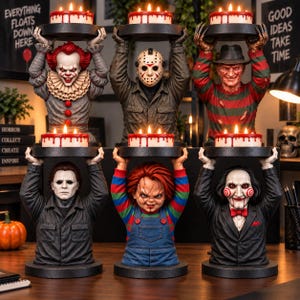 Puede incluir: Seis bustos de personajes de películas de terror, cada uno sosteniendo una bandeja redonda con un pastel blanco cubierto con gotas de glaseado rojo. Las figuras incluyen a Pennywise, Jason Voorhees, Freddy Krueger, Michael Myers, Chucky y Billy.