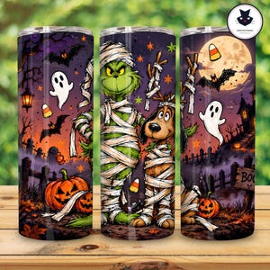 Puede incluir: Un vaso cilíndrico con un diseño de Halloween que muestra a un personaje verde y un perro marrón envueltos en vendas blancas. El gráfico incluye fantasmas, murciélagos, calabazas, dulces y una luna llena sobre un cielo morado.