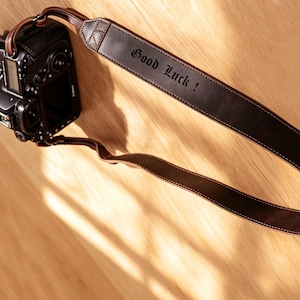 Anpassad axelrem i läder för DSLR-kamera, graverad justerbar bred kamerarem för Nikon Canon
