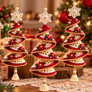 Può includere: Tre decorazioni natalizie da appendere a forma di albero, realizzate in filo di cotone lavorato all'uncinetto color crema e rosso. Ogni albero a spirale presenta un fiocco di neve bianco in cima, fiori rossi, perline dorate e una nappa.