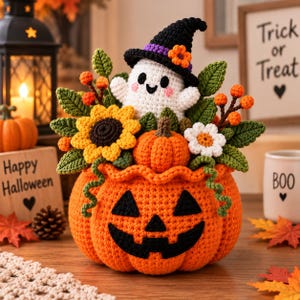 Peut inclure: Une décoration d'Halloween au crochet composée d'une grande citrouille orange avec un visage noir cousu. À l'intérieur se trouvent un fantôme blanc portant un chapeau de sorcière noir, une petite citrouille, un tournesol, une fleur blanche et des feuilles vertes.