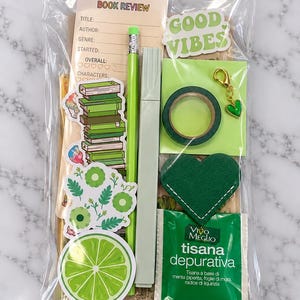 Peut inclure: Un ensemble de papeterie dans un sac en plastique transparent contenant une fiche de lecture, un crayon vert citron, un marqueur vert clair, du ruban adhésif vert foncé, une breloque cœur, un cœur en feutrine, un autocollant citron et un sachet de thé.