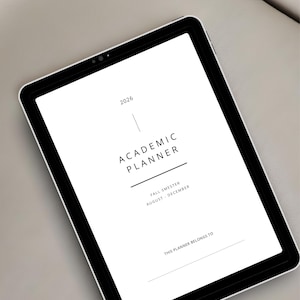 Può includere: Un tablet digitale che mostra la copertina di un'agenda accademica 2026. Lo schermo visualizza il testo 2026 FALL SEMESTER, ACADEMIC PLANNER, FALL SMESTER AUGUST - DECEMBER e THIS PLANNER BELONGS TO con una riga vuota in nero.