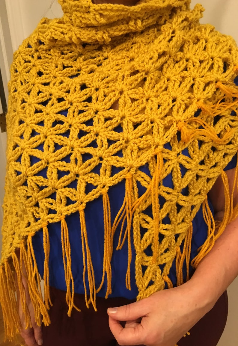 Pu&ograve; includere: Uno scialle di uncinetto giallo con frange. Lo scialle &egrave; realizzato con un delicato motivo a punto e ha un aspetto fluido ed elegante.