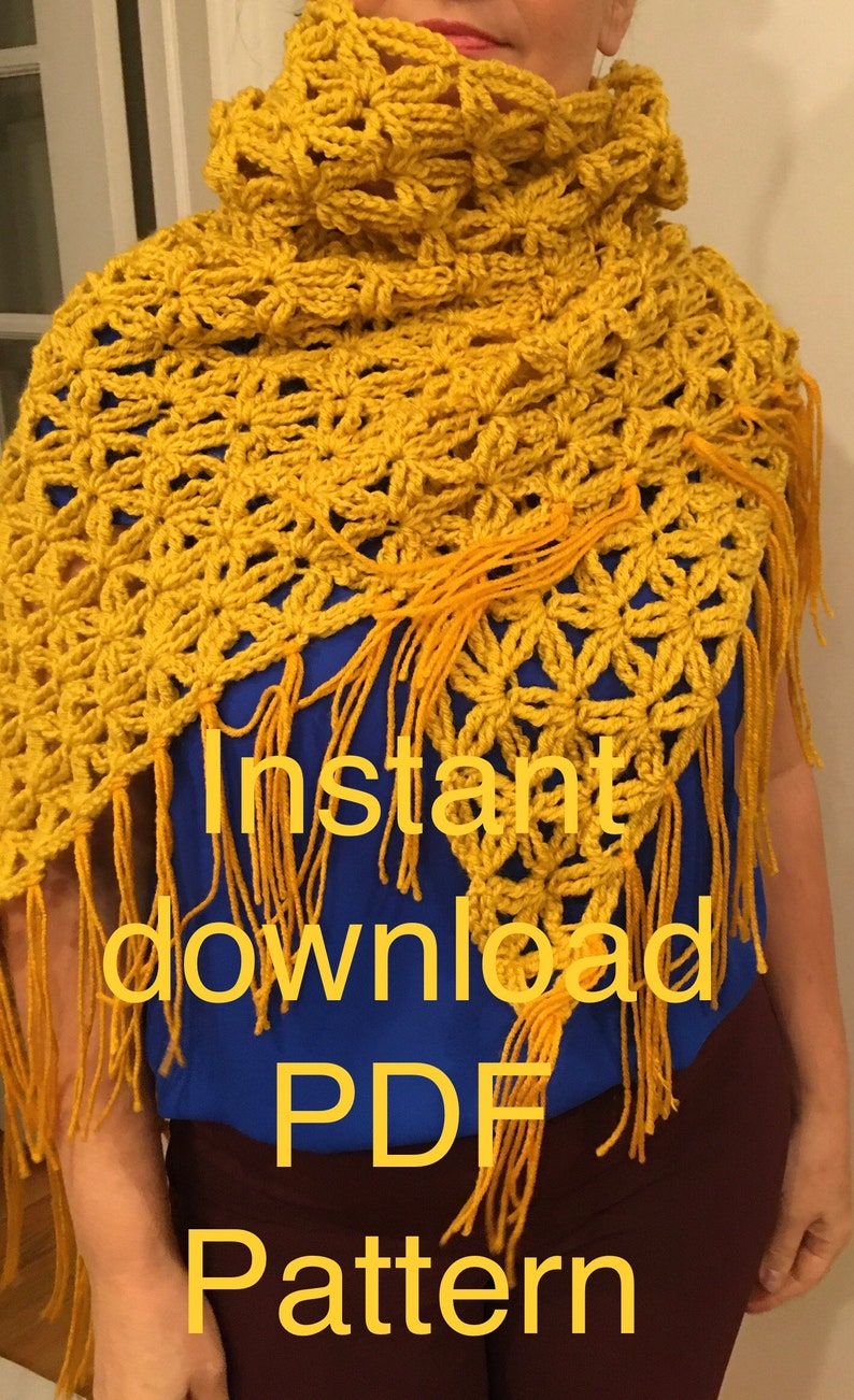 Pu&ograve; includere: Uno scialle di uncinetto giallo con frange. Il testo "Download immediato del modello PDF" &egrave; sovrapposto all'immagine.