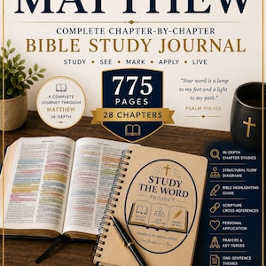 Może przedstawiać: Spiralny dziennik do studiowania Biblii zatytułowany The Study The Word Project: The Gospel of Matthew. Okładka jest jasnobrązowa z czarnym tekstem i leżącym na niej czarnym długopisem. Obok znajduje się otwarta Biblia z zaznaczonym tekstem.