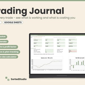 Könnte beinhalten: Eine digitale Trading-Journal-Vorlage für Excel und Google Sheets auf einem Laptop-Bildschirm. Die Benutzeroberfläche zeigt ein Dashboard mit Leistungskennzahlen, eine Eigenkapitalkurve als Liniendiagramm und ein Balkendiagramm für den monatlichen Netto-P&L. Der Text umfasst Trading Journal, Log every trade, Any market, P&L calendar, Win rate & profit factor, Mistakes & plan tracking, Position size calculator und SortedStudio.