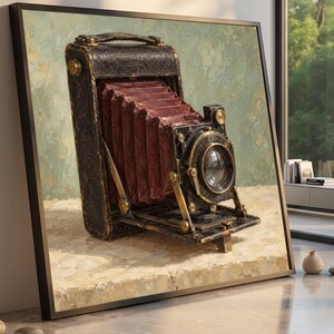 Può includere: Una fotocamera pieghevole d'epoca con corpo in pelle nera testurizzata e soffietto a fisarmonica rosso scuro. La parte anteriore presenta un obiettivo circolare in vetro con dettagli metallici color ottone, montato su una base incernierata.