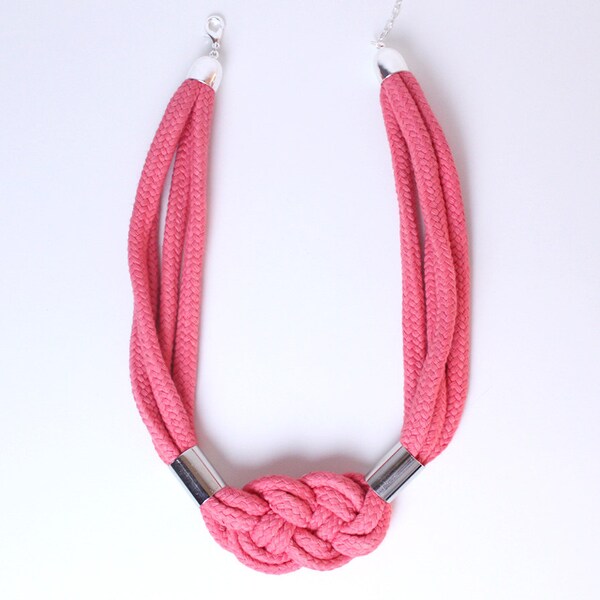 Kette in pink mit Segelknoten und Chromrohren
