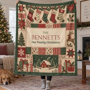 Couverture en flanelle style chaussette de Noël, jeté personnalisé avec le nom de famille, patchwork rustique rouge et vert, imprimé chalet enneigé, cadeau de Noël pour toute la famille