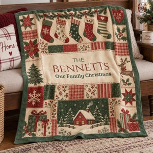 Weihnachtsstrumpf-Flanelldecke, personalisierte Decke mit Familiennamen, rustikales rot-grünes Patchwork-Muster, verschneites Cottage-Motiv, weihnachtliches Familiengeschenk