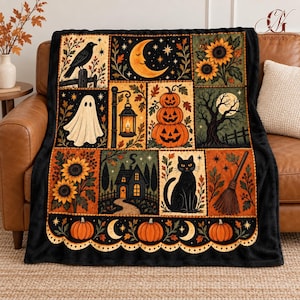 Op de afbeelding: Een zwarte fleece deken met een patchwork ontwerp van Halloween-illustraties, waaronder een raaf, een maansikkel, zonnebloemen, een spook, een lantaarn, gestapelde pompoenen, een boom, een huis, een zwarte kat en een bezem.