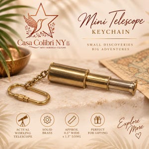 Peut inclure: Un porte-clés mini télescope en laiton avec un corps cylindrique rétractable, une chaîne en métal et un anneau ovale. Le texte indique Mini Telescope KEYCHAIN, SMALL DISCOVERIES BIG ADVENTURES, Casa Colibri NY, avec des icônes pour un télescope fonctionnel, du laiton massif et des dimensions d'environ 1,27 cm de large sur 3,81 cm de long.
