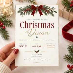 Könnte beinhalten: Eine rechteckige Einladungskarte zum Weihnachtsessen mit einer dunkelroten Samtschleife und grünen Tannenzweigen mit roten Beeren oben. Der Text lautet: You're invited to our Christmas Dinner, Saturday Dec 20, 6:00 P.M., The Maple House.