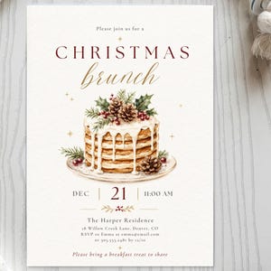 Op de afbeelding: Een rechthoekige uitnodigingskaart met de tekst Please join us for a CHRISTMAS brunch. In het midden staat een aquarelillustratie van een stapel pannenkoeken met wit glazuur, dennenappels en hulst. Datum DEC 21, 11:00 AM.