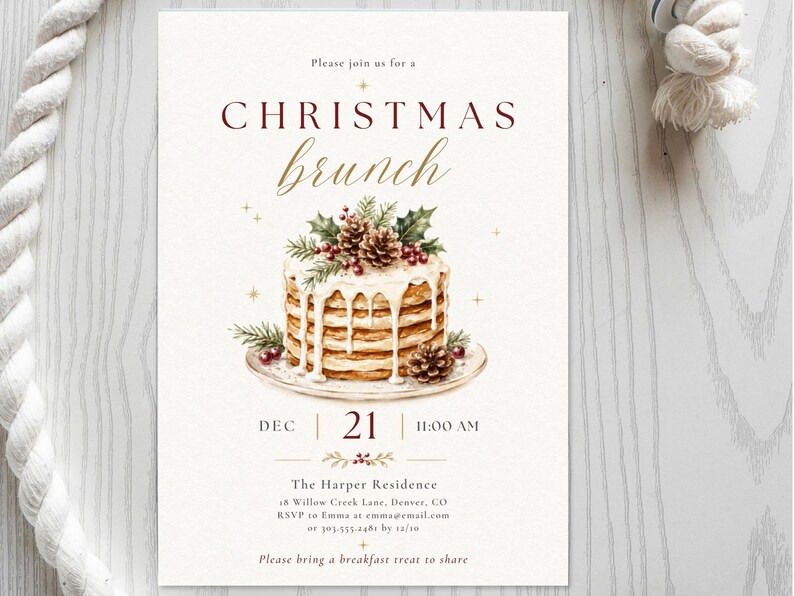 Op de afbeelding: Een rechthoekige uitnodigingskaart met de tekst Please join us for a CHRISTMAS brunch. In het midden staat een aquarelillustratie van een stapel pannenkoeken met wit glazuur, dennenappels en hulst. Datum DEC 21, 11:00 AM.
