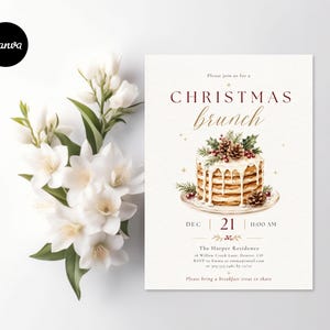 Op de afbeelding: Een rechthoekige uitnodigingskaart voor een kerstbrunch met een aquarelillustratie van een stapel pannenkoeken gegarneerd met hulst, dennenappels en bessen. De tekst luidt: Please join us for a CHRISTMAS brunch, DEC 21, 11:00 AM.