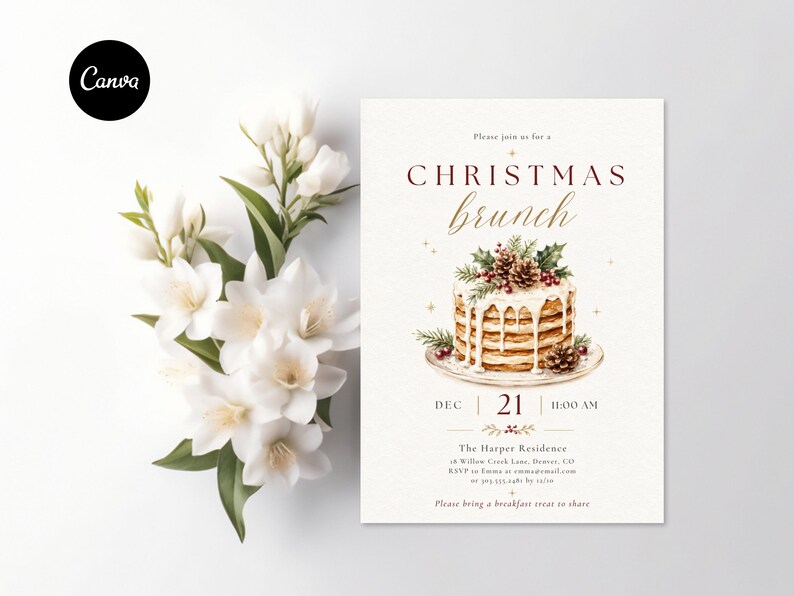 Op de afbeelding: Een rechthoekige uitnodigingskaart voor een kerstbrunch met een aquarelillustratie van een stapel pannenkoeken gegarneerd met hulst, dennenappels en bessen. De tekst luidt: Please join us for a CHRISTMAS brunch, DEC 21, 11:00 AM.