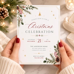 Op de afbeelding: Een witte rechthoekige uitnodigingskaart voor een kerstviering met groene dennentakken, rode bessen en bruine dennenappels in de hoeken. De tekst luidt: Please join us for a Christmas celebration, Saturday December 21 at 6:00 PM.